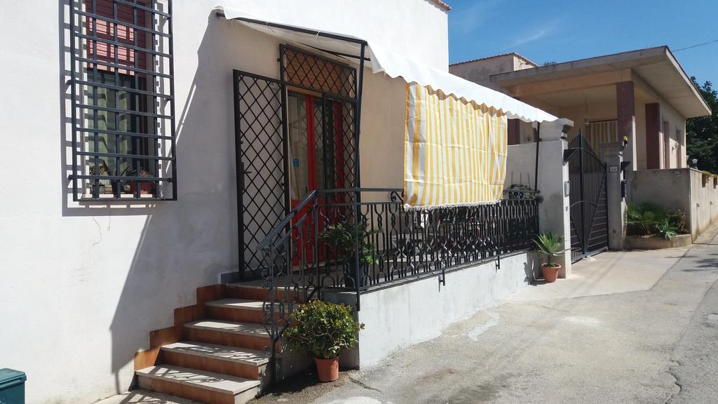 Casa Bianca Da Giusy Guest House บีร์จิเวคคี ภายนอก รูปภาพ